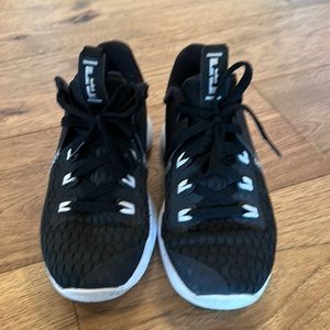 Nike youth 4.5 basketball shoe. Gently used.